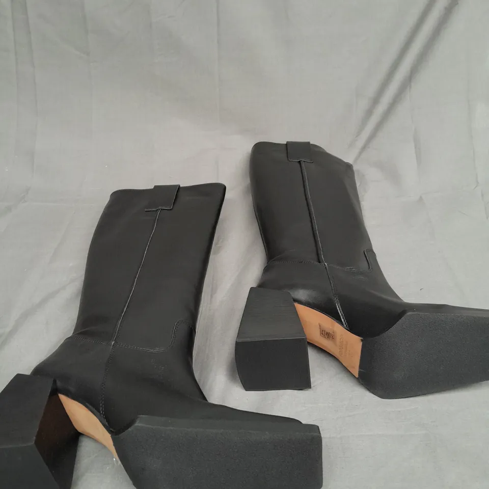 BOXED PAIR OF TOPSHOP KNEE HIGH BLOCK HEEL BOOTS IN BLACK SIZE 39
