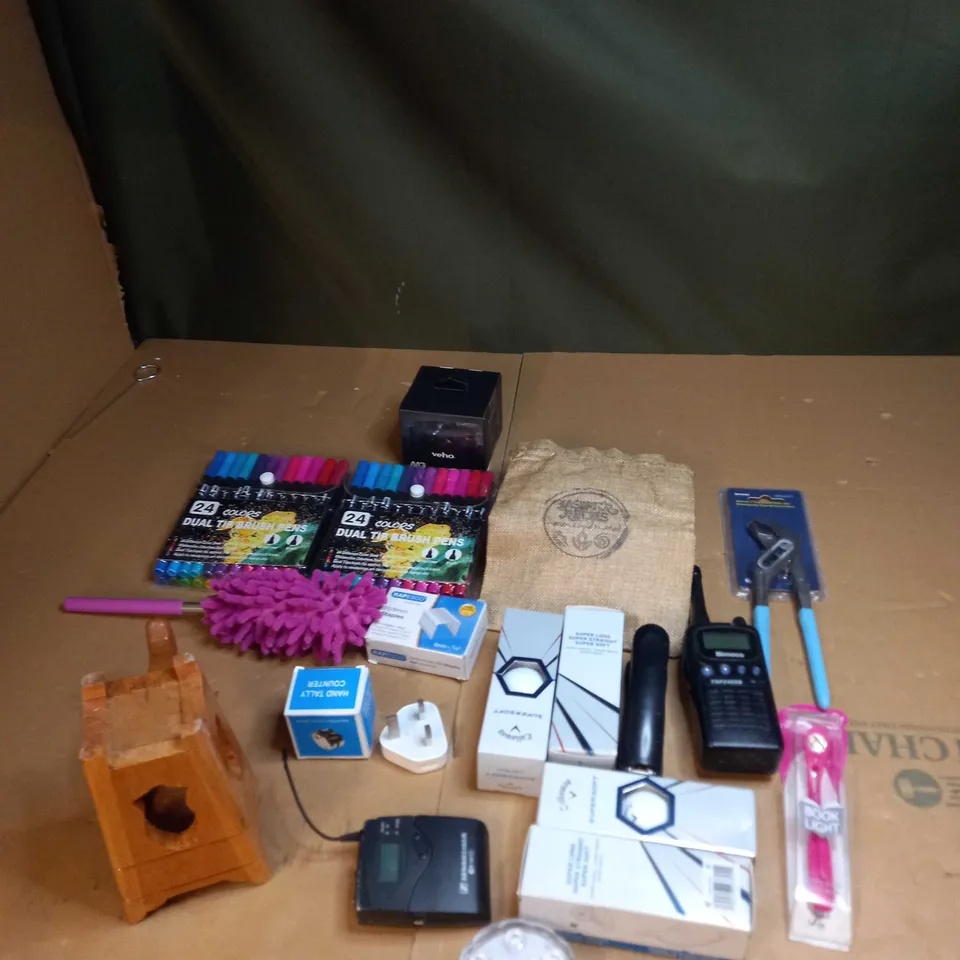 LOT OF ASSORTED ITEMS TO INCLUDE GOLF BALLS, MINI SPEAKER AND FELT TIP PENS 