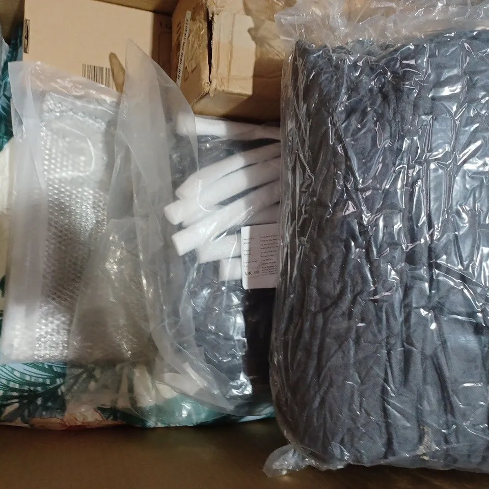 BOX OF APPROXIMATELY 5 ASSORTED HOUSEHOLD ITEMS TO INCLUDE COTTON ROPE STORAGE BASKET, GTECH COMPACT HANDLE W. DUSTER & CLIP, ETC