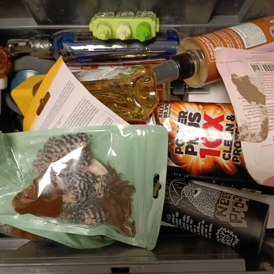 APPROXIMATELY 12 ASSORTED HOUSEHOLD ITEMS TO INCLUDE FABULOSA ROOM PERFUME, HARPIC POWER PLUS, VIVISHINE POLISH, ETC - COLLECTION ONLY