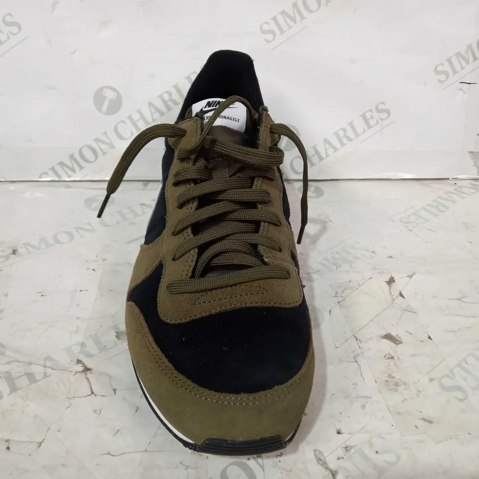BOXED PAIR OF NIKE TRAINERS IN GREEN/BLACK/WHITE UK SIZE 9