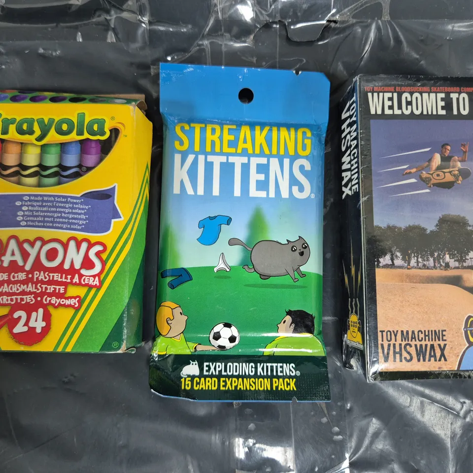 APPROXIMATELY 10 ASSORTED TOYS AND GAMES TO INCLUDE CRAYOLA CRAYONS, STREAKING KITTENS, ETC