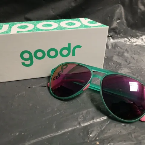 GOODR SPORTS SUNGLASSES – GREEN FRAMES WITH PINK LENSES