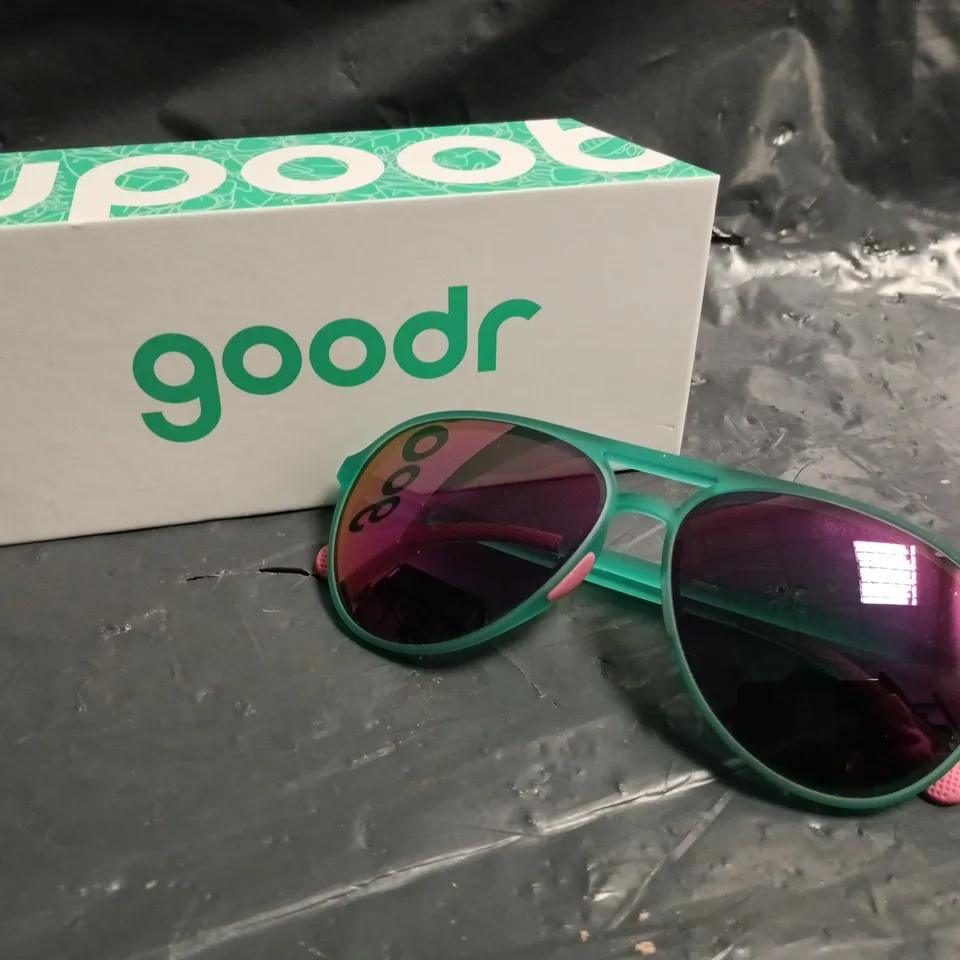 GOODR SPORTS SUNGLASSES – GREEN FRAMES WITH PINK LENSES