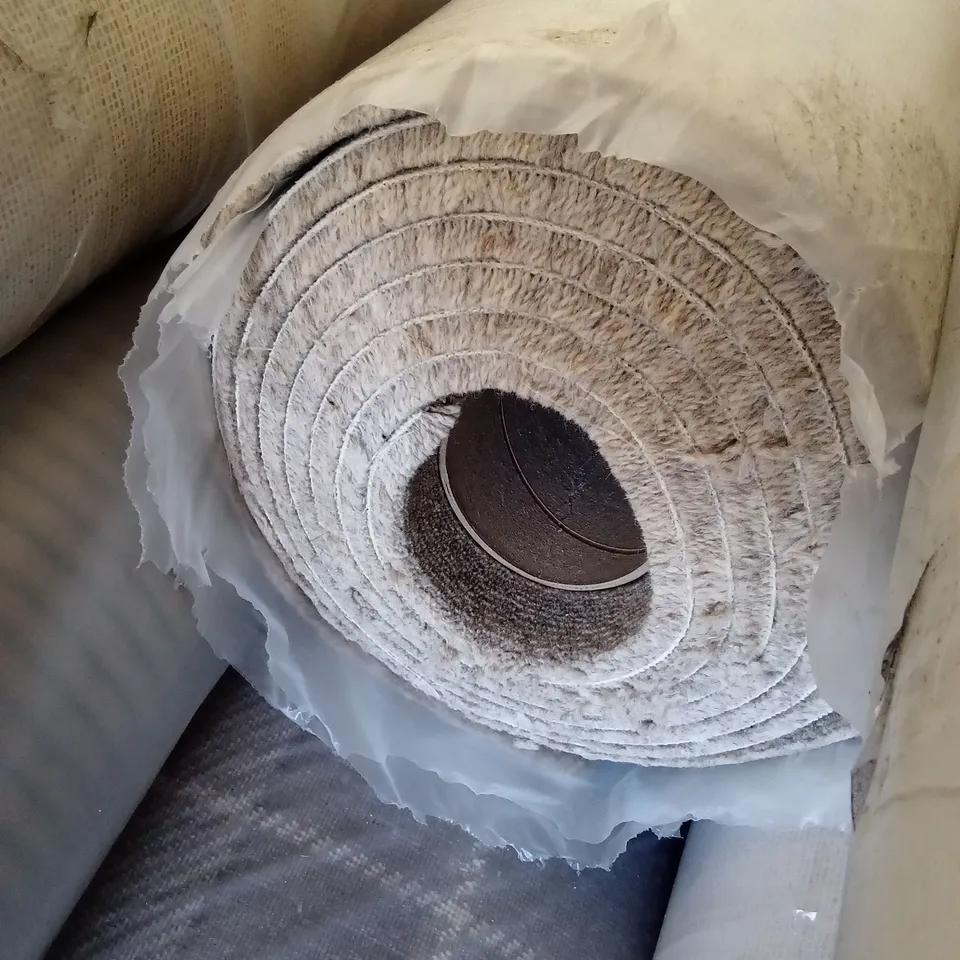 ROLL OF QUALITY PURE & SIMPLE PLAIN PASTURE CARPET // APPROX SIZE: 4.9 x 4m