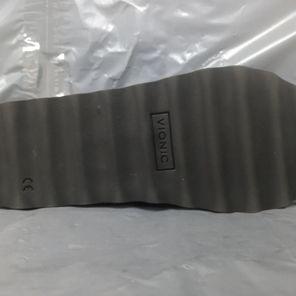 BOXED PAIR OF VIONIC PHOENIX REYNA SHOES IN BLACK SIZE 4.5