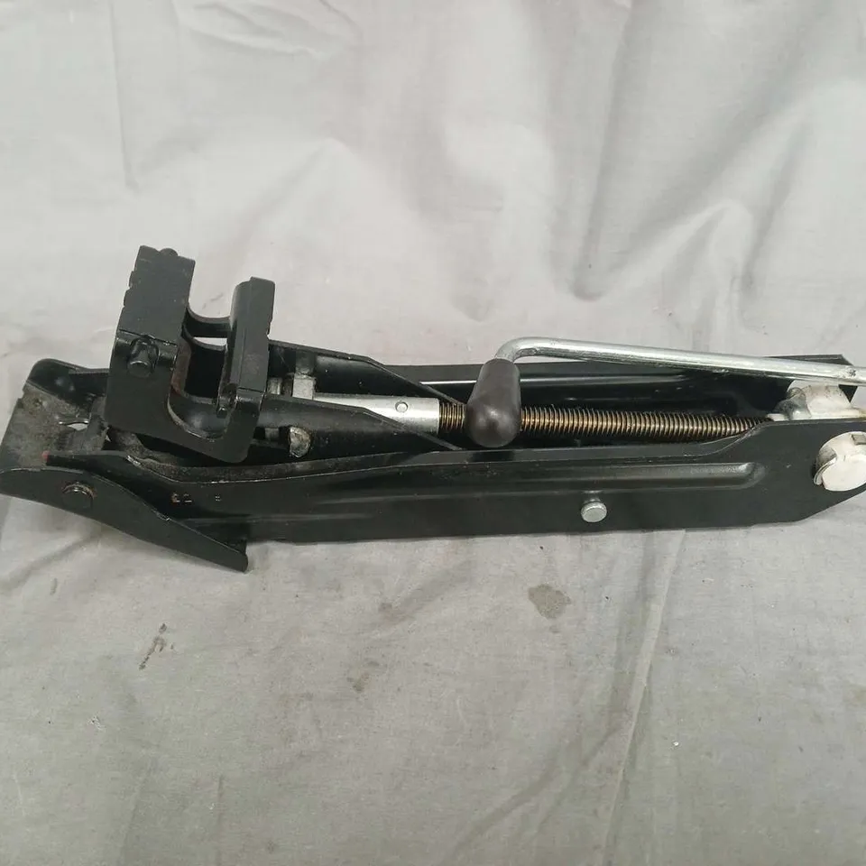VOLKSWAGEN CADDY 2K LIFT JACK 2K5011031C