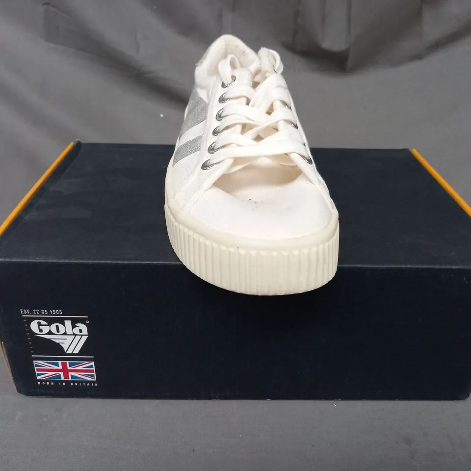 BOXED PAIR OF GOLA BASELINE MARK COX CANVAS SHOES IN WHITE/METALLIC SILVER UK SIZE 4