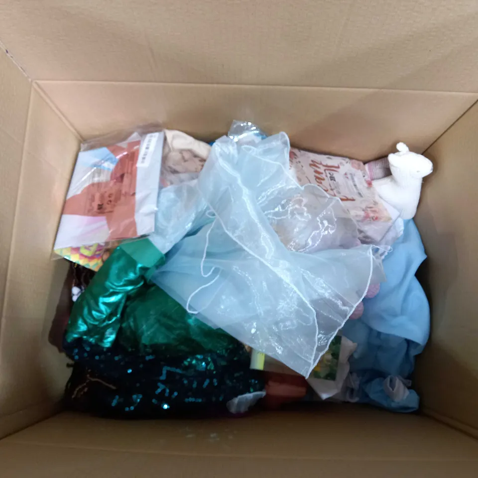 BOX OF APPROX 20 ITEMS TO INCLUDETALL GIRAFFE, FRIES BEFORE GUY PLUSH TEDDY, FROZEN PAPER PLATES