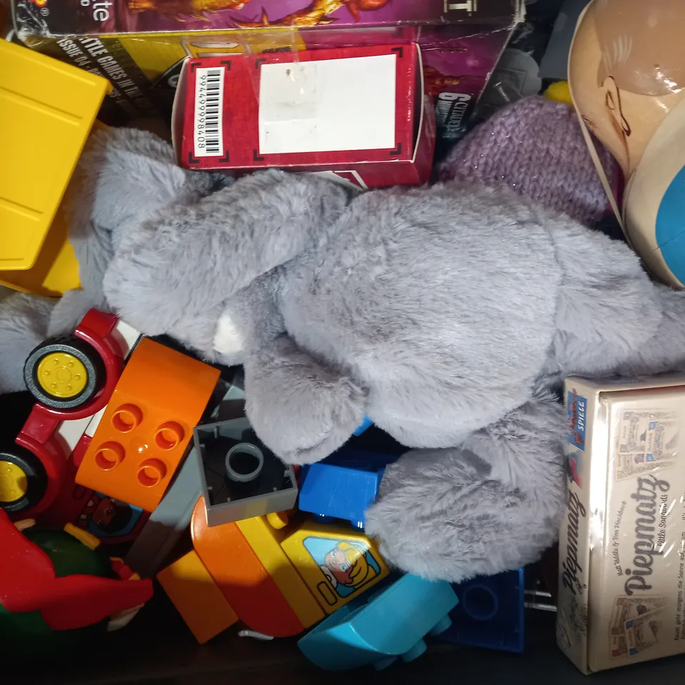 LOT OF APPROXIMATELY 10 ASSORTED TOYS AND GAMES TO INCLUDE ENGRAVING ART, BATH TIME SPLASH BOOK, PUZZLE CUBE, ETC