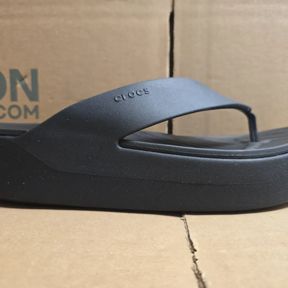 PAIR OF CROCS GETAWAY PLATFORM FLIP FLOPS IN BLACK SIZE UK 7