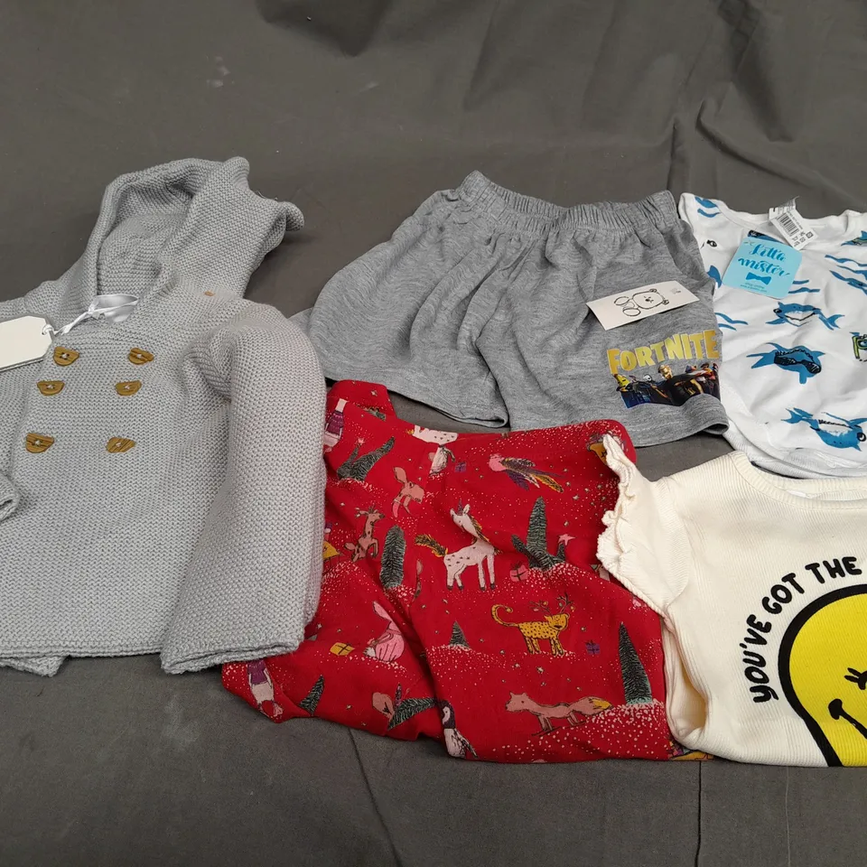 APPROXIMATELY 14 ASSORTED 0-5 YEARS CHILDRENS CLOTHING ITEMS TO INCLUDE - SHORTS , ONESEI , TOP ETC