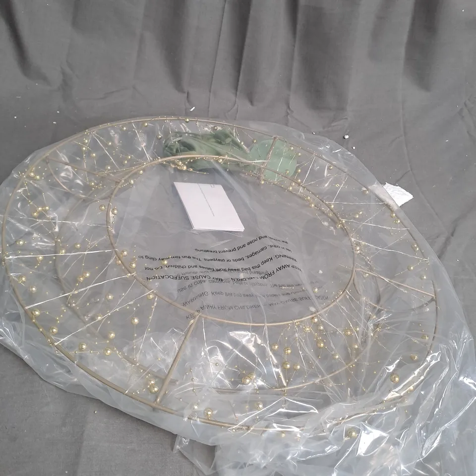 BOXED OUTLET SARA DAVIES GOLD PRE-LIT WREATH 50CM