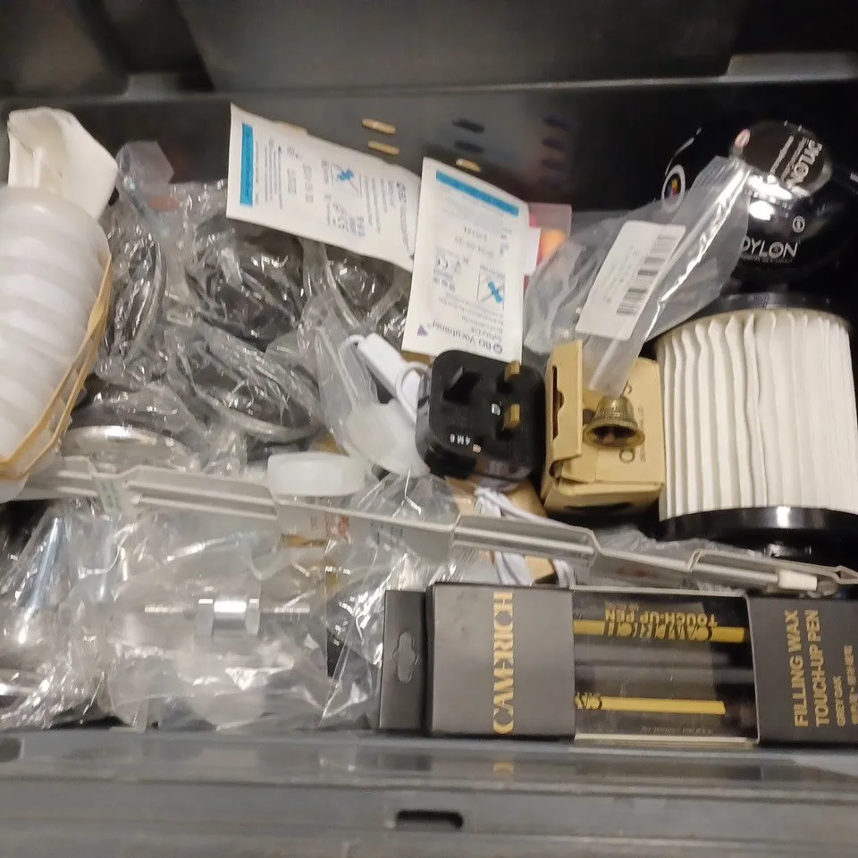LOT OF ASSORTED HOUSEHOLD ITEMS TO INCLUDE MAGNETIC TAPE, NATURAL WOOL ROVING AND DRINKING BOTTLE