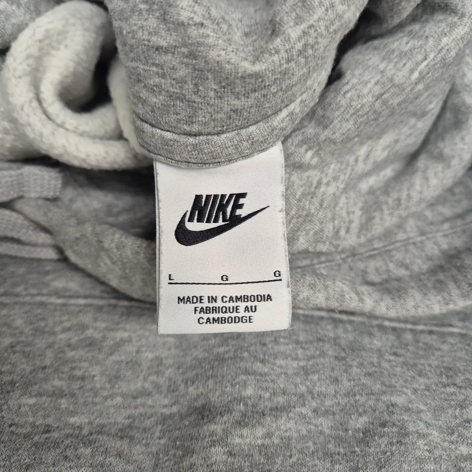 NIKE HOODIE – GREY – SIZE LARGE – MADE IN CAMBODIA