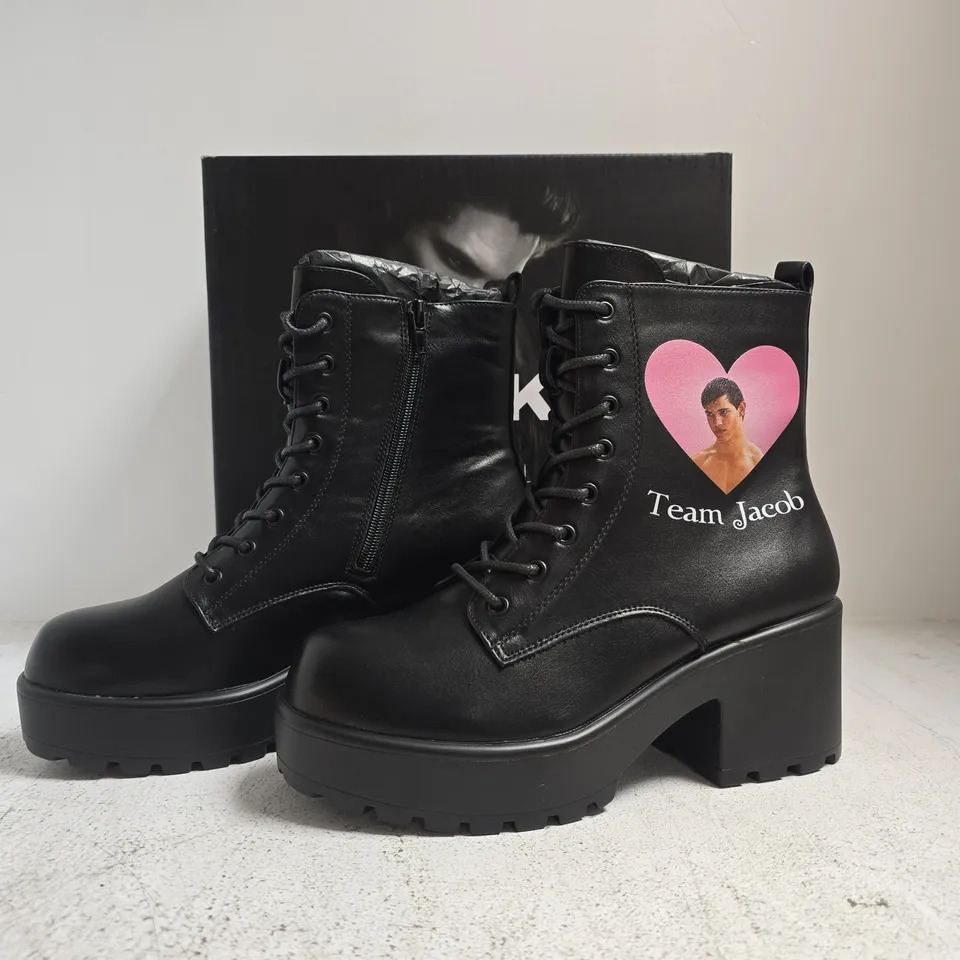 BOXED PAIR OF KOI X THE TWILIGHT SAGA - TEAM JACOB MILITARY BOOTS IN BLACK SIZE UK 6