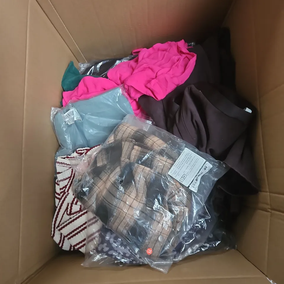 BOX OF APPROXIMATELY 25 ASSORTED CLOTHING ITEMS TO INCLUDE BEANIE HAT, SOCKS, BLUE JEANS, KNITTED STRIPEY JUMPER ETC