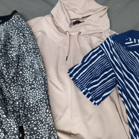 BOX OF APPROXIMATELY 20 ASSORTED CLOTHING AND FASHION ITEMS IN VARIOUS STYLES AND SIZES TO INCLUDE CUDDLDUDS, FRANK USHER, ETC
