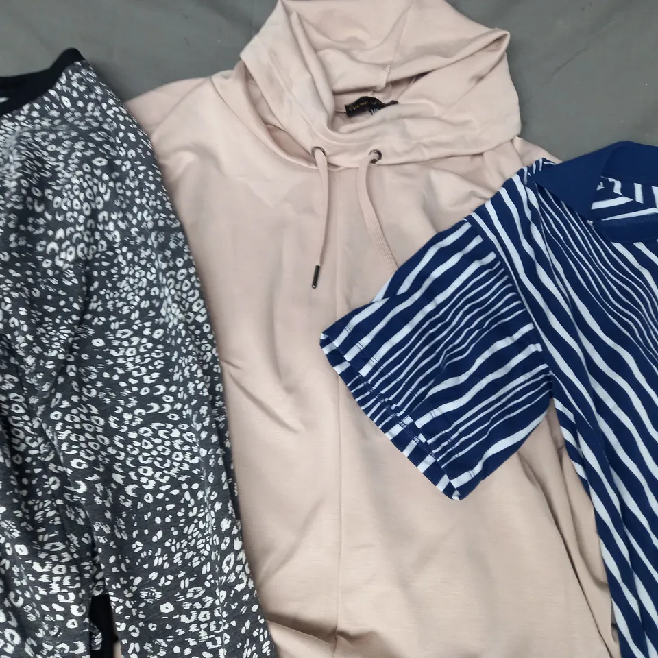 BOX OF APPROXIMATELY 20 ASSORTED CLOTHING AND FASHION ITEMS IN VARIOUS STYLES AND SIZES TO INCLUDE CUDDLDUDS, FRANK USHER, ETC