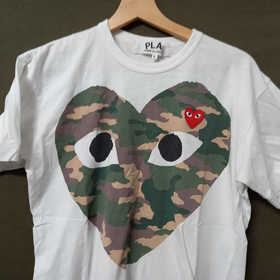 PLAY COMME DES GARCONS CAMO HEART DESIGN T-SHIRT IN WHITE - LARGE