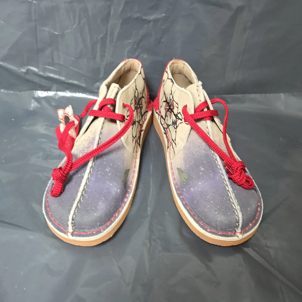 UNBOXED PAIR OF CLARKS ORIGINAL STRANGER THINGS SHOES IN MULTI - UK 4.5
