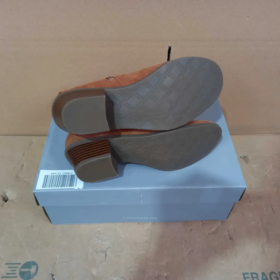 BOXED PAIR OF VIONIC BOOTS - SIZE 4.5