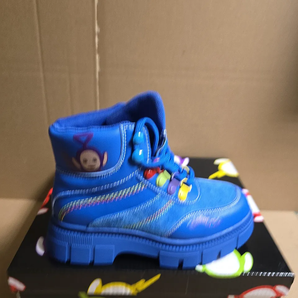 BOXED PAIR OF KOI HOME HIM TELETUBBIES KIDZ BOOTS - BLUE - SIZE 11