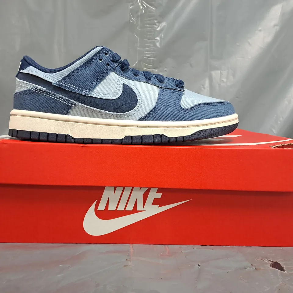 BOXED PAIR OF NIKE DUNK LOW RETRO TRAINERS IN LIGHT BLUE/NAVY SIZE UK 5.5