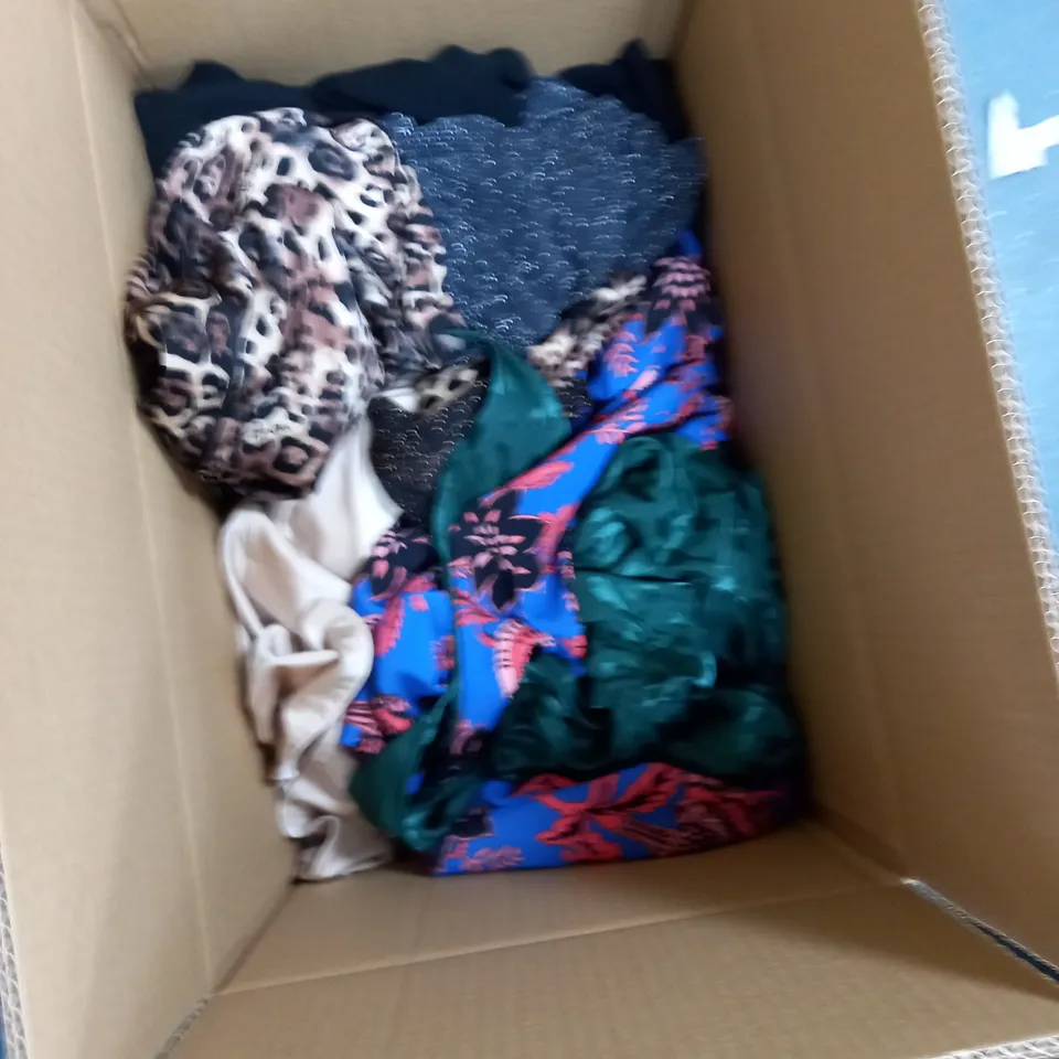 BOX OF APPROXIMATELY 10 WOMEN'S CLOTHING INCLUDING DRESSES, PANTS, TOPS ETC 