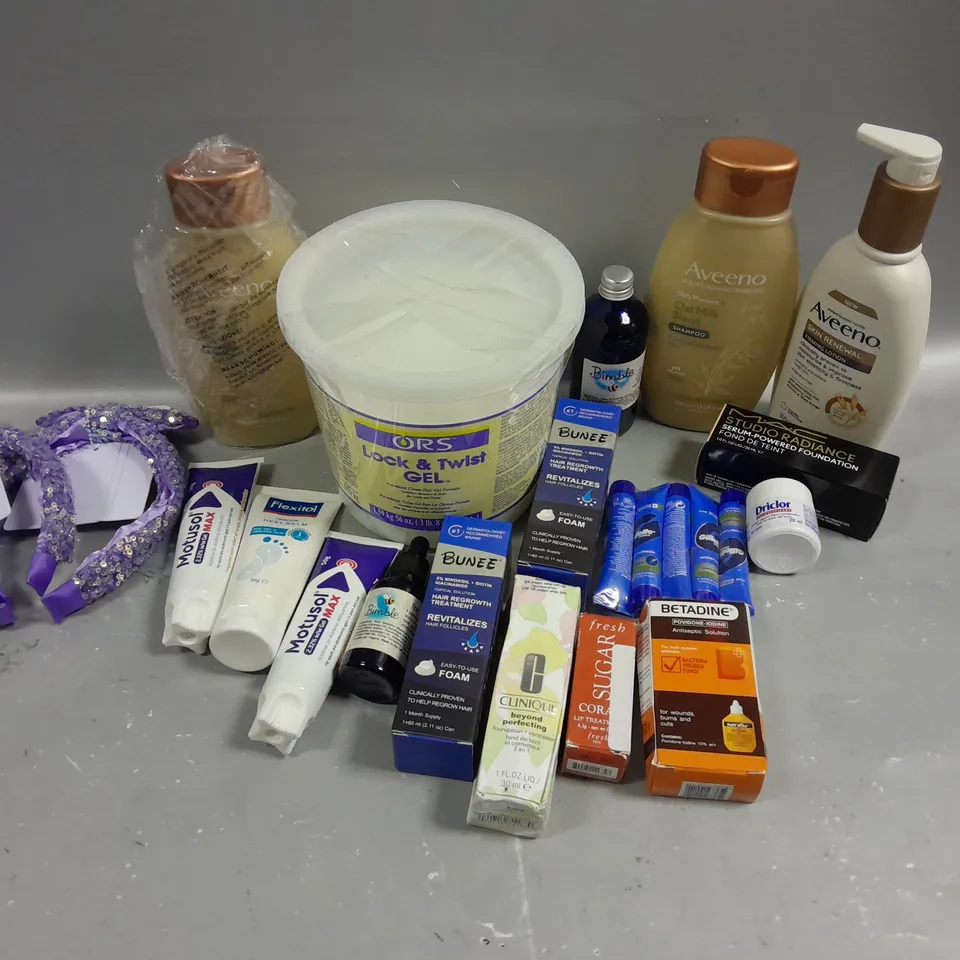BOX OF APPROXIMATELY 15 COSMETIC ITEMS TO INCLUDE AVEENO SHAMPOO, ORS LOCK AND TWIST GEL, PURPLE HEADBANDS, ETC