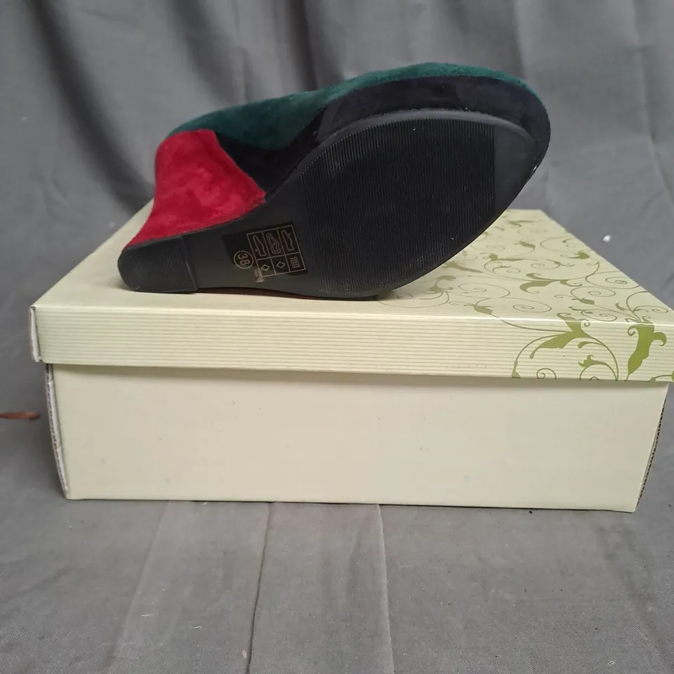 BOXED LOT OF APPROX. 14 PAIRS OF LADIES SHOES. VARIOUS SIZES, STYLES AND COLOURS