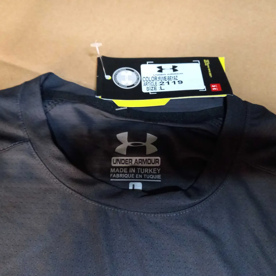 UNDER ARMOUR STEEL/LOGO FITNESS TOP - LARGE