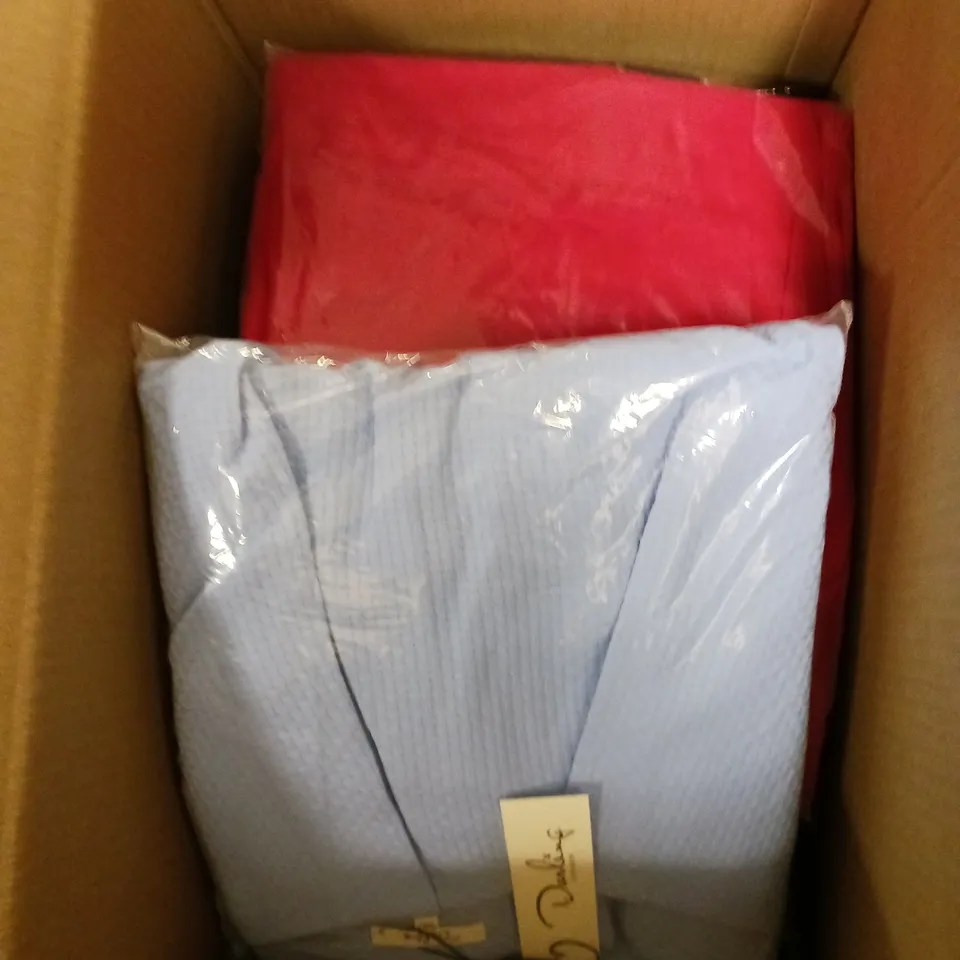 LOT OF APPROX 18 BRAND NEW CLOTHING ITEMS IN VARIOUS SIZES 