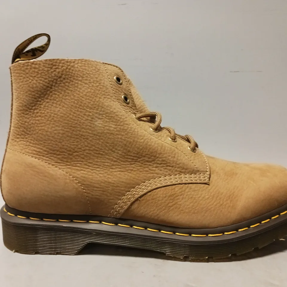 BOXED PAIR OF DR MARTENS 101 UB ANKLE BOOTS IN SAVANNAH TAN UK SIZE 11