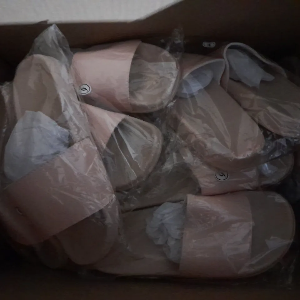 APPROXIMATELY 10 PAIRS OF SLIPPERS IN VARIOUS SIZES TO INCLUDE SIZE 5
