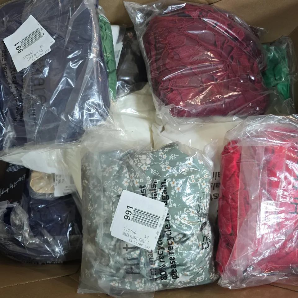 APPROXIMATELY 21 ASSORTED CLOTHING ITEMS IN VARIOUS SIZES, STYLES & SIZES TO INCLUDE IVORY JUMPSUIT , WHITE CRAFT TOP , PLEATED DRESS, ETC - COLLECTION ONLY