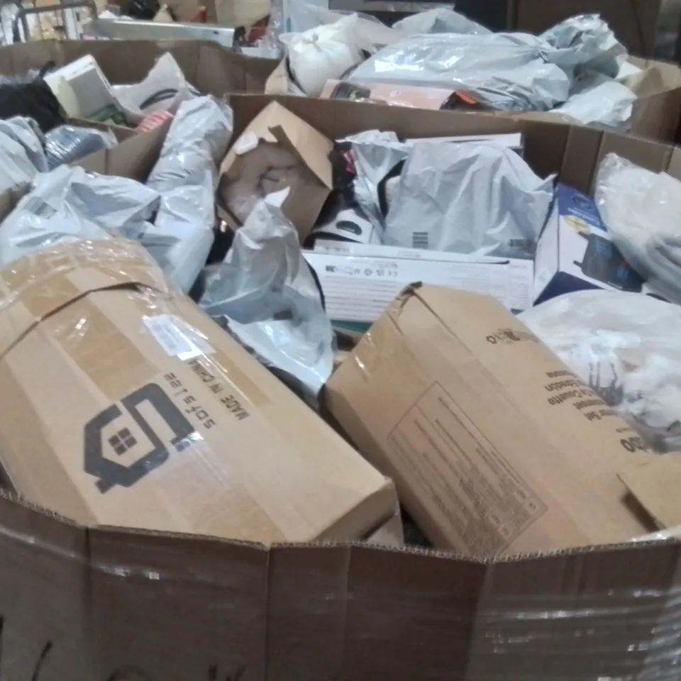 PALLET CONTAINING A LARGE QUANTITY OF PILLOWS 