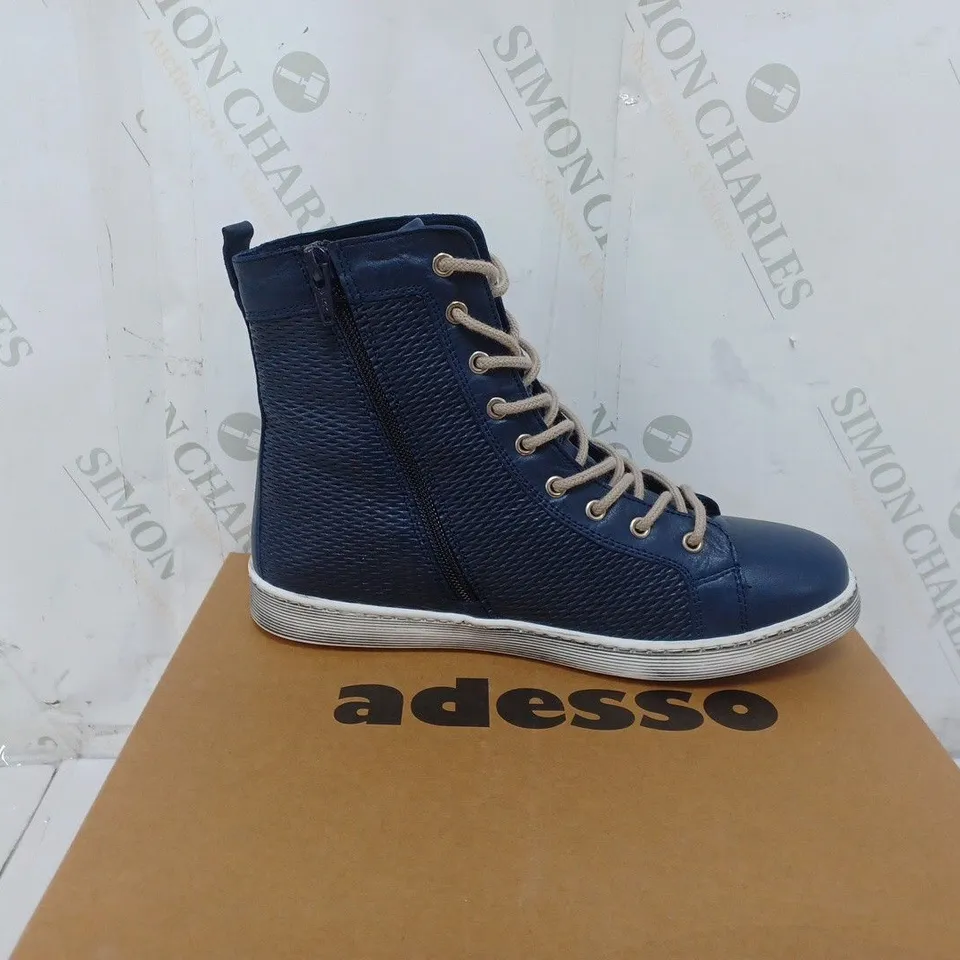 BOXED PAIR OF ADESSO BOOTS IN NAVY BLUE SIZE 6
