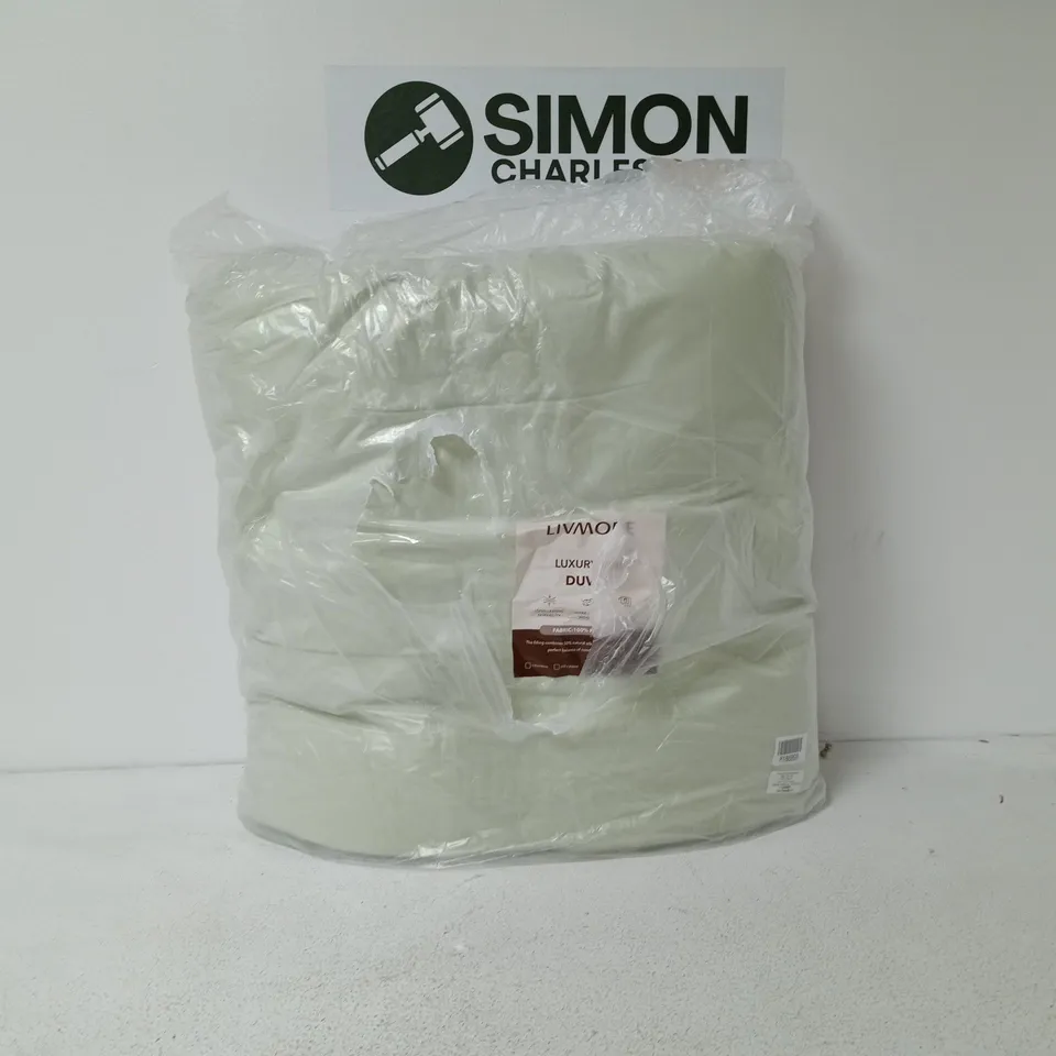LIVMORE LUXURY SILK DUVET 200 X 200CM