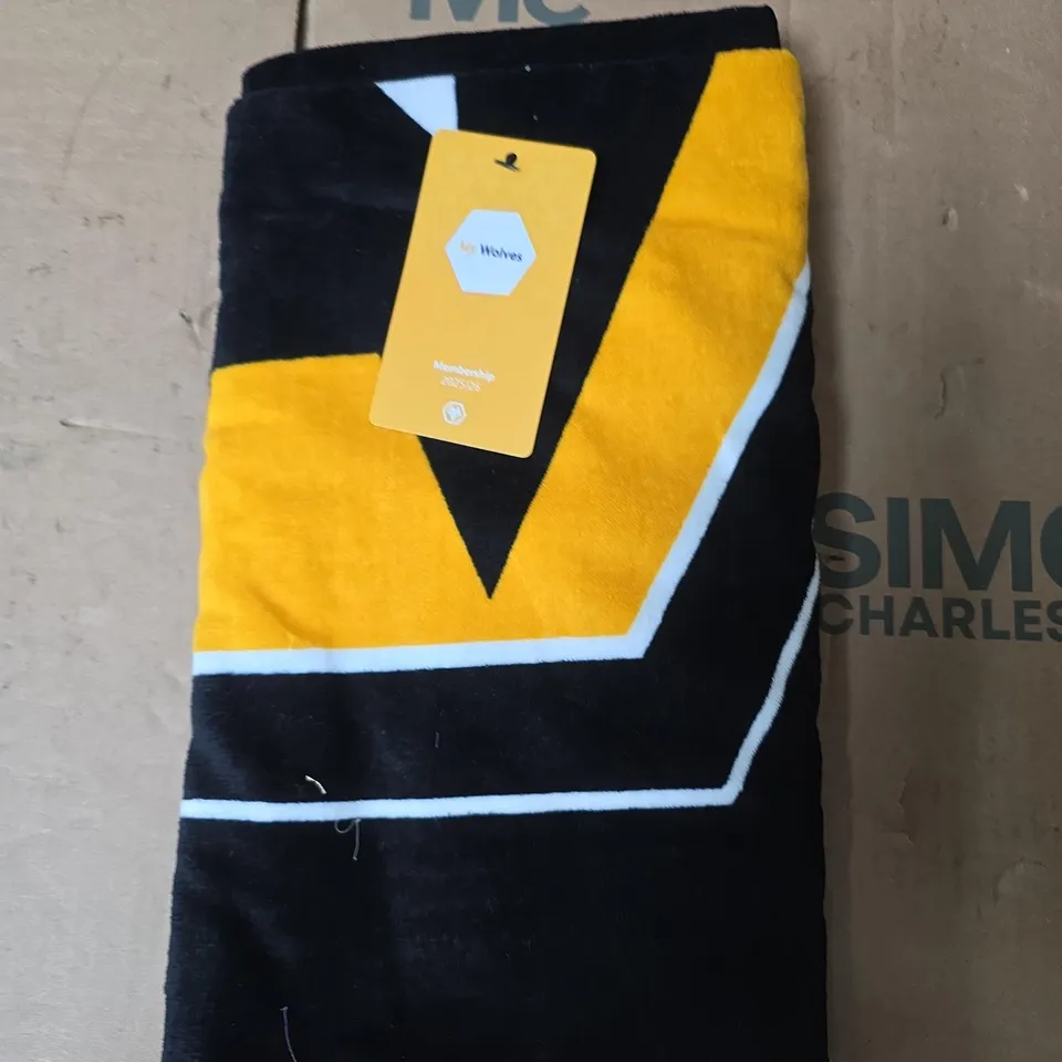 BOX OF APPROXIMATELY 15 ASSORTED ITEMS TO INCLUDE: WOLVERHAMPTON WANDERERS TOWEL