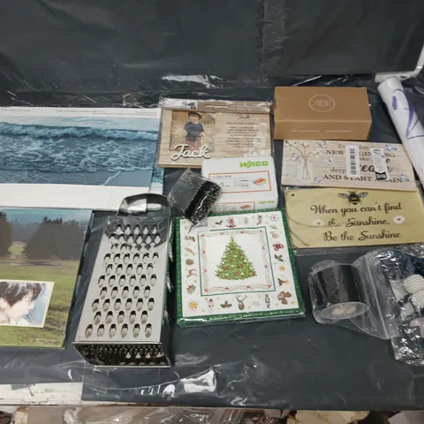 BOX OF APPROXIMATELY 8 ASSORTED ITEMS TO INCLUDE - CHRISTMAS NAPKINS, JACK PHOTOFRAME, AND ABI SOAP HOLDER ETC. 