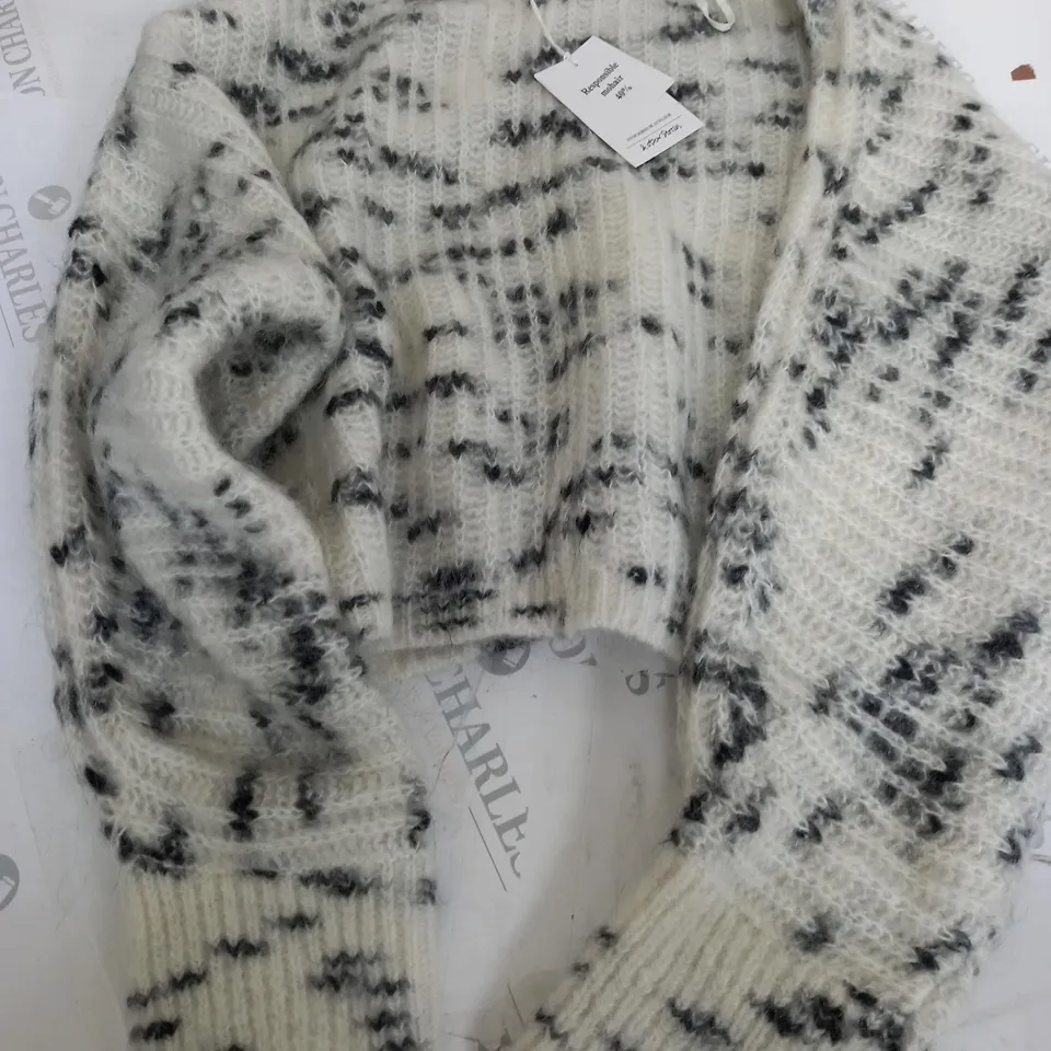 STOCKHOLM ATELIER & OTHER STORIES CROP FLLECE IN BLACK/WHITE DESIGN - EU MEDIUM