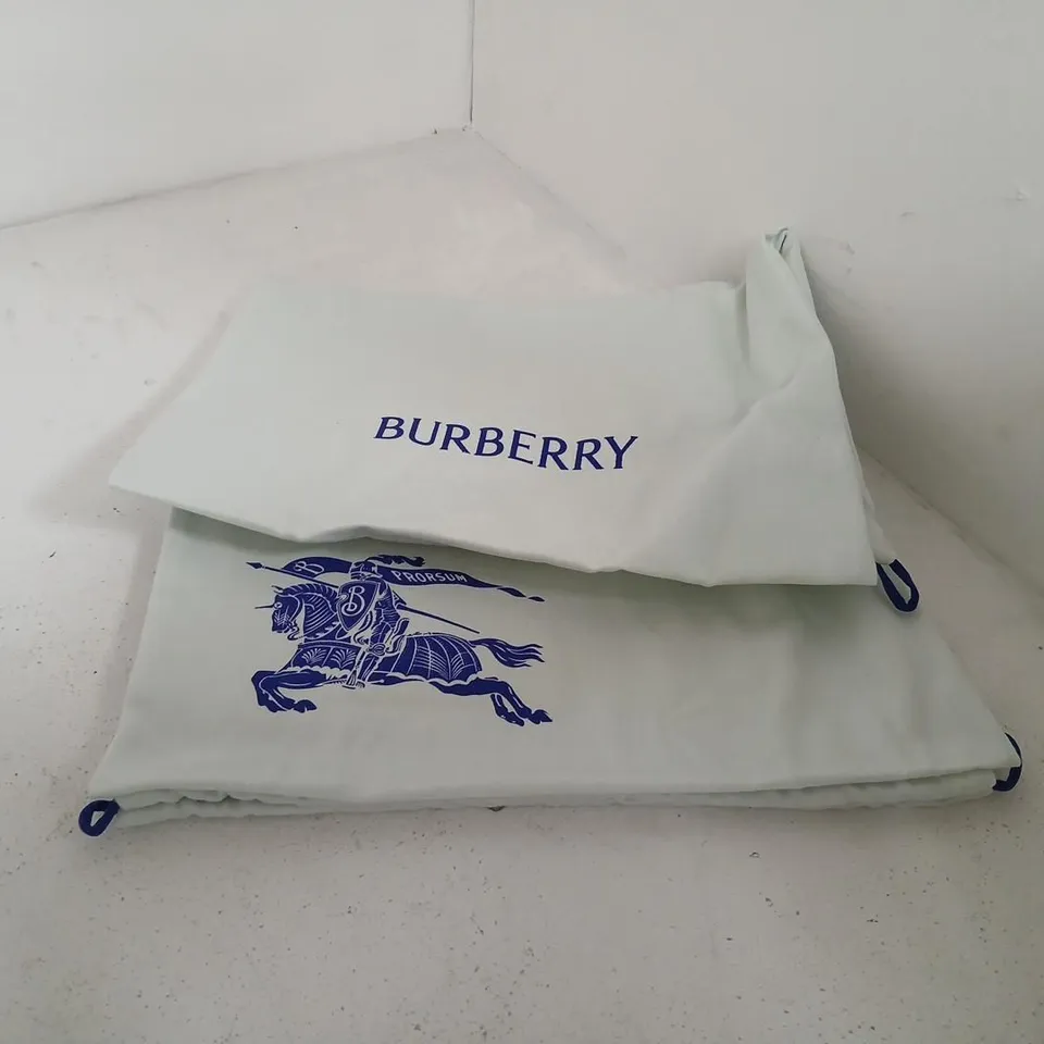 BURBERRY ASH GREY LEATHER SHOE ON RUBBER SOLE, UK 8 (EU 42) WITH BOX & DUST BAGS