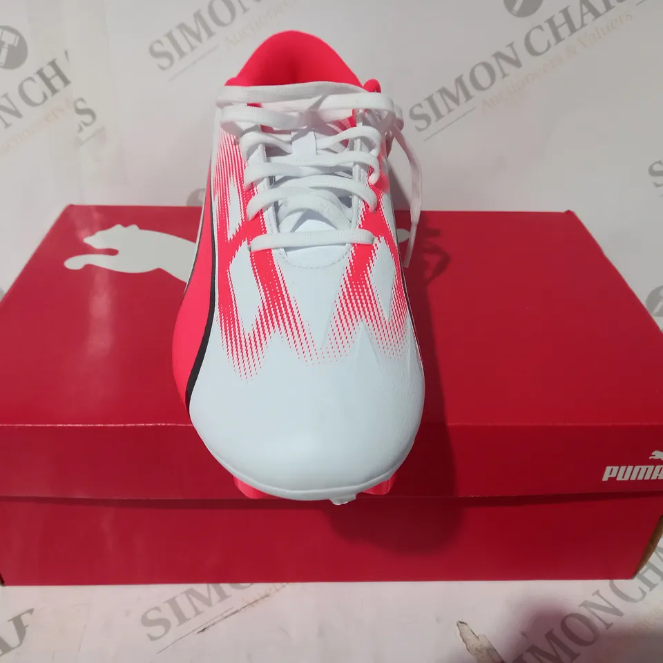 BOXED PAIR OF PUMA ULTRA PLAY FOOTBALL BOOTS IN WHITE/BLACK/RED UK SIZE 8