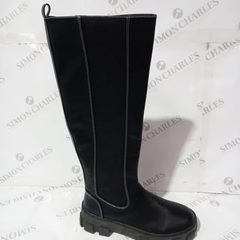 KNEEW HIGH LEATHER BOOTS WITH HIGH PLATFORMS SIZE 6