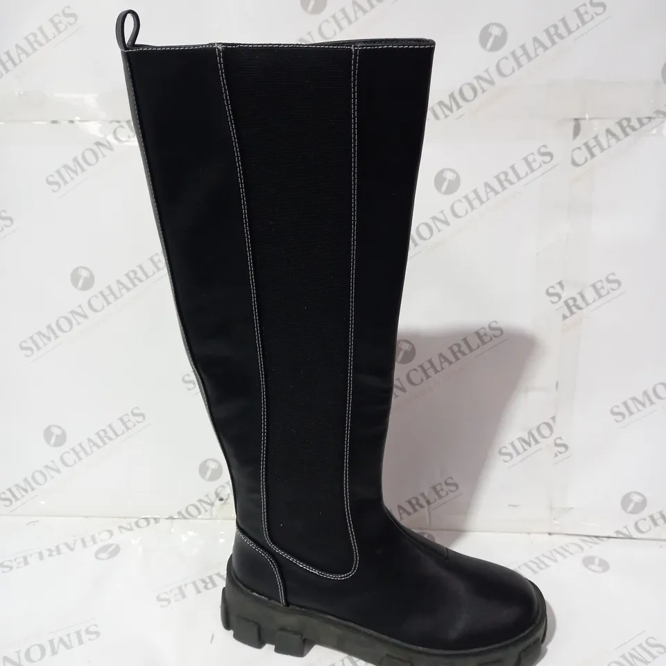 KNEEW HIGH LEATHER BOOTS WITH HIGH PLATFORMS SIZE 6