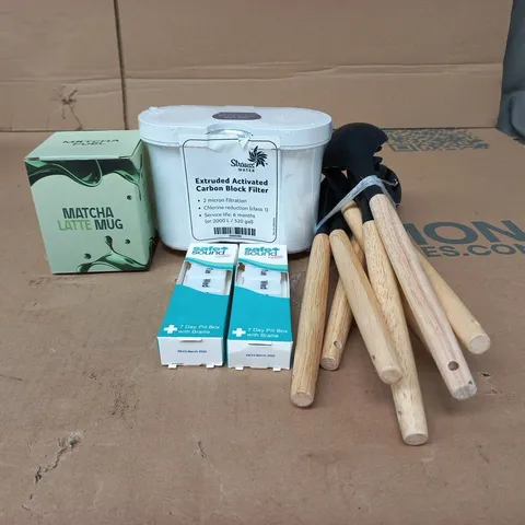 TOTE OF APPROXIMATELY 15 ASSORTED ITEMS TO INCLUDE KITCHEN AIDS, MATCHA LATTE MUG, 7 DAY PILL BOX, CARBON BLOCK FILTER ETC