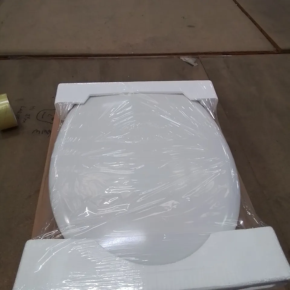 A BOX OF 4 BOXED TOILET SEATS IN WHITE