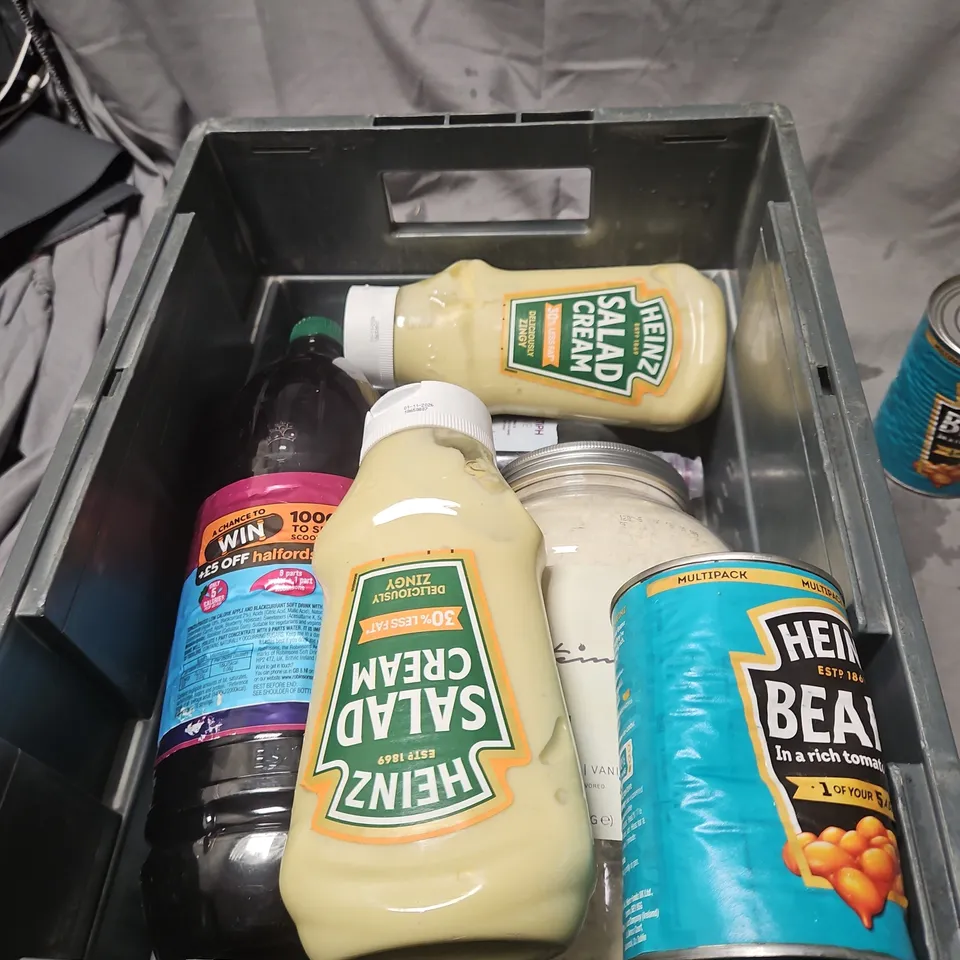 APPROXIMATELY 8 ASSORTED FOOD ITEMS INCLUDING HEINZ SALAD CREAM BOTTLE & HEINZ BEANZ CAN