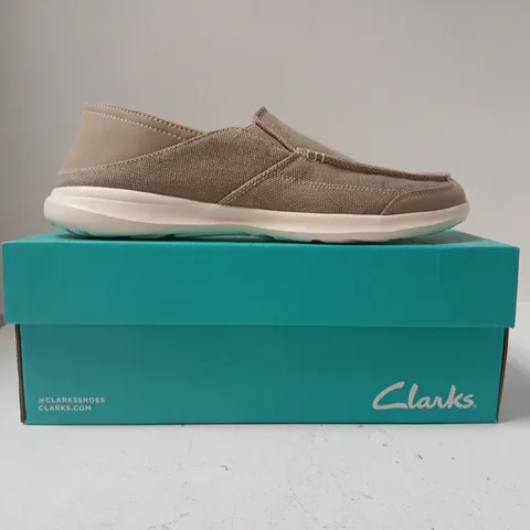 BOXED PAIR OF CLARKS HOLOCOMBE EASY SHOES IN STONE SIZE UK 9
